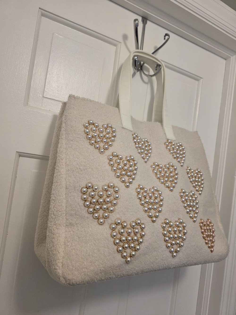 BTB Los Angeles Cream Heart-Pearl Large Tote Bag, Plush Sherpa Material - Picture 4 of 14